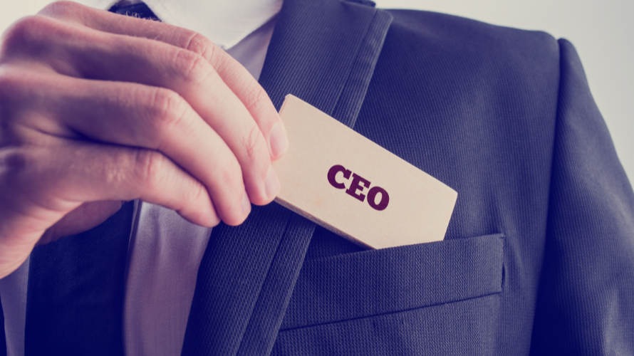 ceo-mostrando-tarjeta