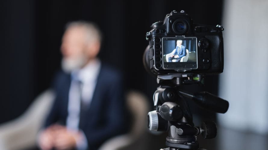 Cámara enfocando al director administrativo de una gran empresa en una entrevista