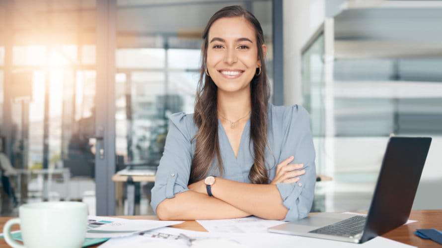 Mujer motivada y sonriente en la oficina