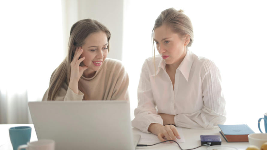 Trabajadoras en frente de un portátil