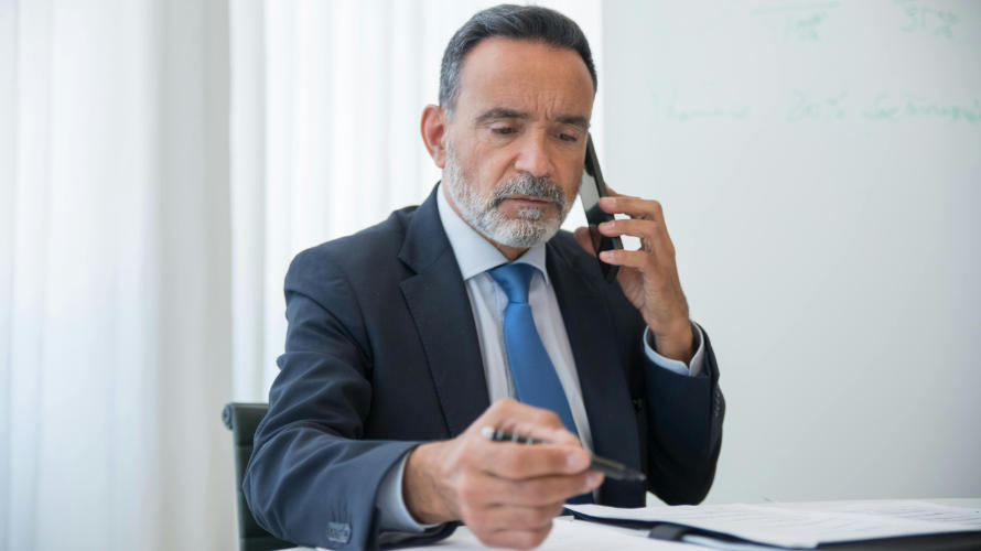 Asesor en el teléfono